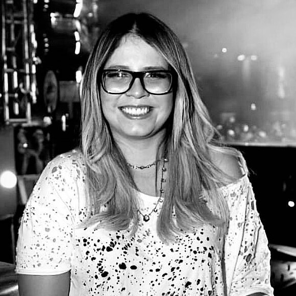 Marília Mendonça usou t-shirt com furos e calça preta