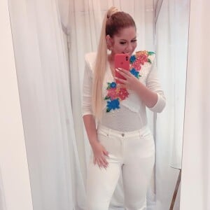 Marília Mendonça usou blusa com detalhes florais e jeans branco