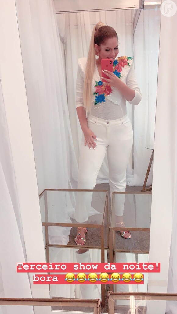 Marília Mendonça usou blusa com detalhes florais e jeans branco