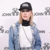 Fiorella Mattheis apostou em um look total jeans com calça de cintura alta e jaqueta oversized para o desfile da John John Fashion na Semana de Moda de Nova York
