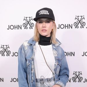Fiorella Mattheis apostou em um look total jeans com calça de cintura alta e jaqueta oversized para o desfile da John John Fashion na Semana de Moda de Nova York