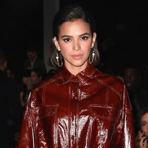 Bruna Marquezine apostou no efeito molhado nos cabelos para prestigiar o desfile da marca John John no NYFW, nesta terça-feira, 12 de fevereiro de 2019