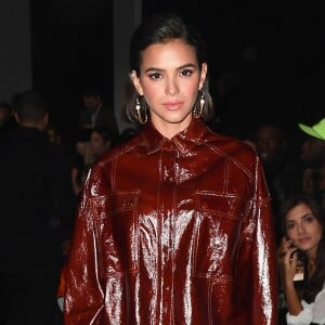 Bruna Marquezine usou jaqueta e minissaia de vinil com botas plásticas brilhantes no desfile da marca John John, na Semana de Moda de Nova York, na noite desta terça-feira (12)