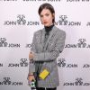 Manu Gavassi apostou em blazer quadriculado e minibolsa amarela para o desfile da John John na Semana de Moda de Nova York