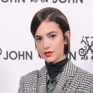 Manu Gavassi apostou em blazer quadriculado e minibolsa amarela para o desfile da John John na Semana de Moda de Nova York