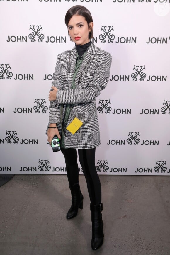 Manu Gavassi apostou em blazer quadriculado e minibolsa amarela para o desfile da John John na Semana de Moda de Nova York