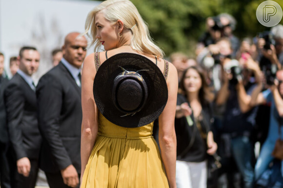 Estilo Western: Karlie Kloss usa chapéu