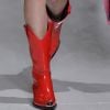 Na Calvin Klein, a bota de cowboy ganha versão em vermelho