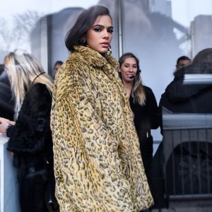 Bruna Marquezine aposta em maxicasaco de oncinha em Nova York