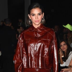 Bruna Marquezine estreou na Semana de Moda de Nova York com conjunto de vinil e botas over the knee para prestigiar desfile da marca John John