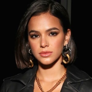 Bruna Marquezine tem investido em acessórios dourados