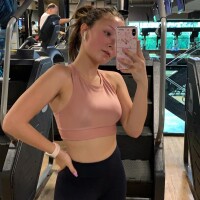 Com look fitness, Larissa Manoela deixa barriga à mostra em treino: 'Focada'