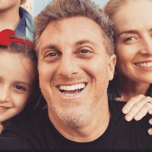 'Carinha de um, focinho do outro', brincou Luciano Huck em vídeo nesta sexta-feira