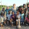 Benício e Joaquim foram clicados pelo pai com meninos africanos após partida de futebol durante viagem recente da família à Moçambique