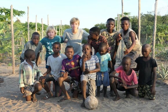 Benício e Joaquim foram clicados pelo pai com meninos africanos após partida de futebol durante viagem recente da família à Moçambique