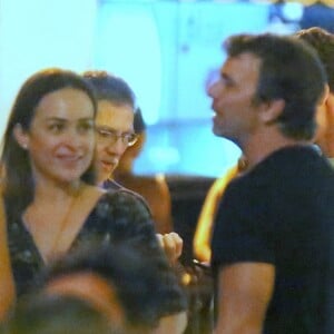 Marcelo Faria e Gabriela Duarte se divertem com amigos em bar da Zona Sul do Rio de Janeiro