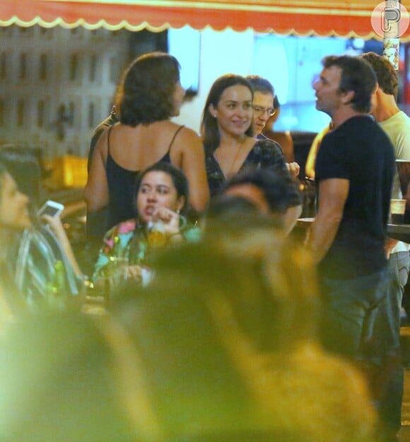 Marcelo Faria e Gabriela Duarte se divertem com amigos em bar da Zona Sul do Rio de Janeiro