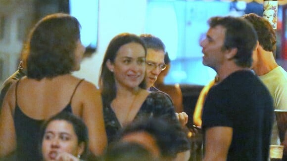 Gabriela Duarte e Marcelo Faria se divertem juntos em barzinho carioca