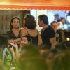 Marcelo Faria e Gabriela Duarte conversam e se divertem em bar do Rio de Janeiro