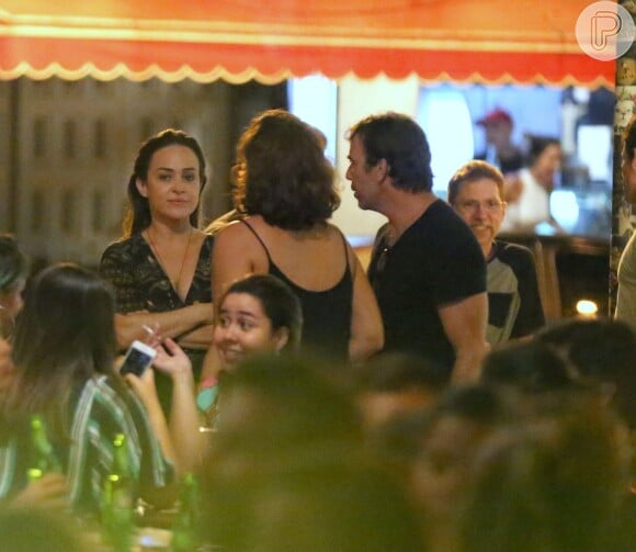 Marcelo Faria e Gabriela Duarte conversam e se divertem em bar do Rio de Janeiro