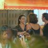 Marcelo Faria e Gabriela Duarte vão a bar do Rio de Janeiro após atriz se apresentar no teatro