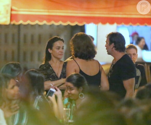 Marcelo Faria e Gabriela Duarte vão a bar do Rio de Janeiro após atriz se apresentar no teatro