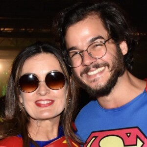 Fátima Bernardes e Túlio Gadêlha foram de super-heróis em baile de carnaval na madrugada de sábado, 16 de fevereiro de 2019