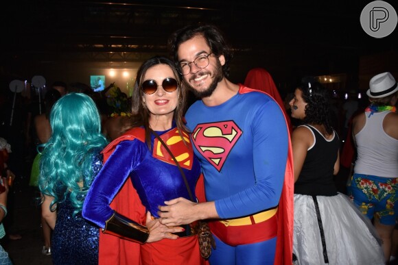 Fátima Bernardes e Túlio Gadêlha foram de super-heróis em baile de carnaval na madrugada de sábado, 16 de fevereiro de 2019