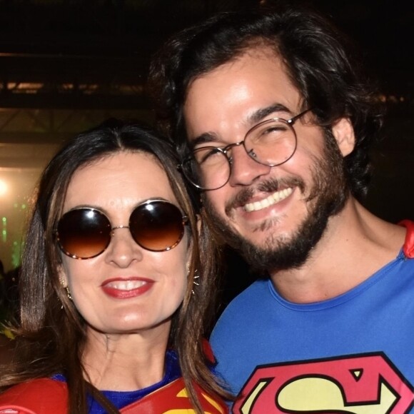 Fátima Bernardes e Túlio Gadêlha foram de super-heróis em baile de carnaval na madrugada de sábado, 16 de fevereiro de 2019
