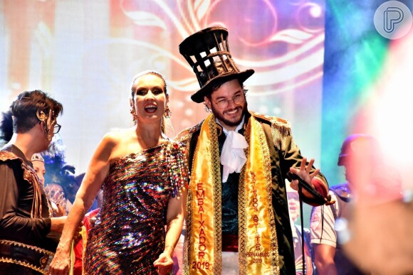 Fátima Bernardes e Túlio Gadêlha foram coroados rainha e embaixador do Baile dos Artistas em Recife, Pernambuco