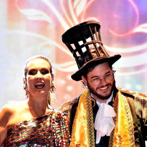 Fátima Bernardes e Túlio Gadêlha foram coroados rainha e embaixador do Baile dos Artistas em Recife, Pernambuco