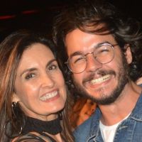 Fôlego de sobra! Fátima Bernardes e namorado se vestem de palhaço para bloco