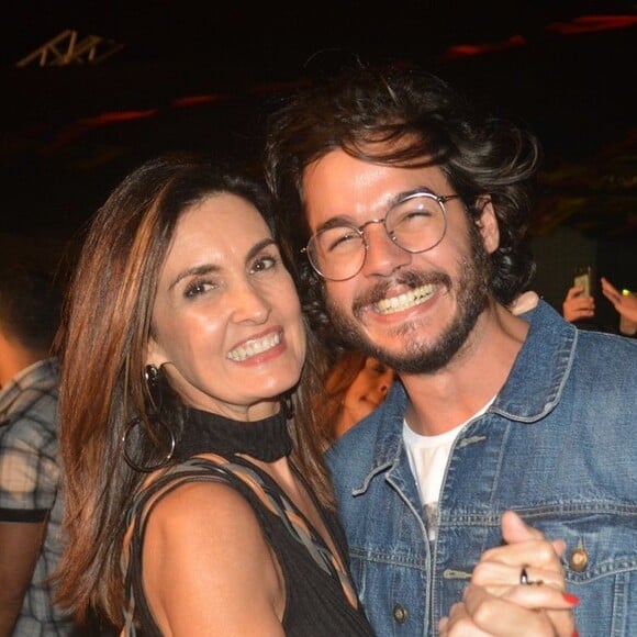 Fátima Bernardes e Túlio Gadêlha se vestiram de super-heróis para curtirem o bloco 'Eu Acho é Pouco', em Olinda, Pernambuco, neste domingo, 17 de fevereiro de 2019