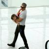 Otaviano Costa carrega nos braço a filha, Olivia, durante passeio no Rio