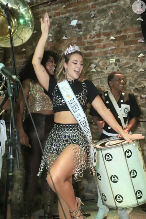 Paolla Oliveira é coroada rainha durante evento do bloco Cordão do Bola Preta