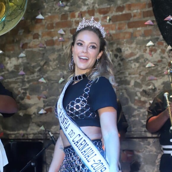 Paolla Oliveira recebeu faixa e coroa de rainha do bloco Cordão do Bola Preta