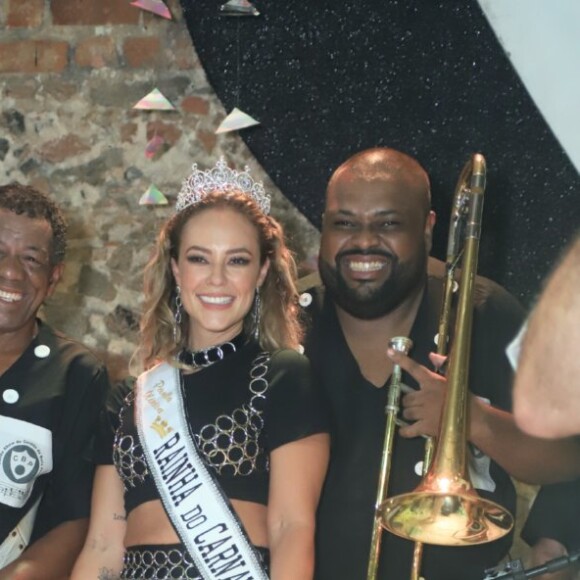 Paolla Oliveira esbanjou simpatia durante coroação como rainha do Cordão do Bola Preta