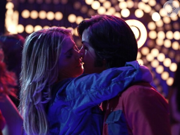 Inês (Deborah Secco) e Beto (Rodrigo Simas) se beijam, em cena de 'Boogie Oogie'