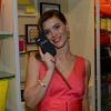 Carolina Dieckmann ganha capinha de celular em evento de loja