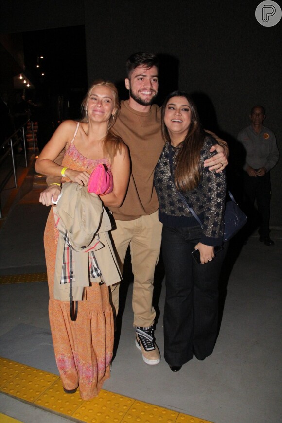 Carolina Dieckmann e Preta Gil posam ao lado do marido da cantora, Rodrigo Godoy