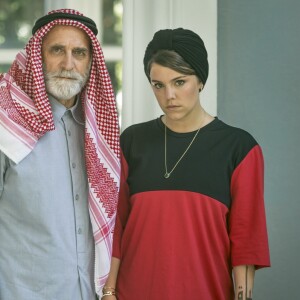 O sheik árabe Aziz (Herson Capri) é pai da mimada Dalila (Alice Wegmann)