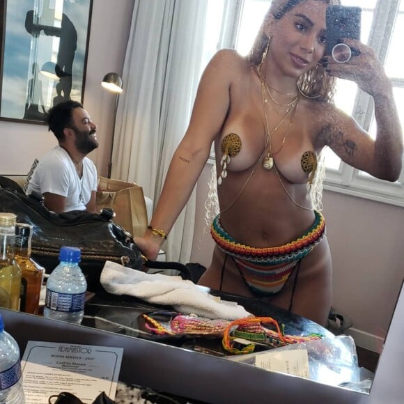 Anitta seguiu a tendência do nipple tassel no clipe de sua próxima música 'Bola, Rebola'