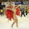 No Carnaval de 2008, Sabrina Sato precisou fazer ajustes no biquíni no Anhembi, mas saiu toda sorridente