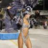 Em 2009, Sabrina apostou em um look escuro com biquíni supercavado no desfile da Gaviões da Fiel