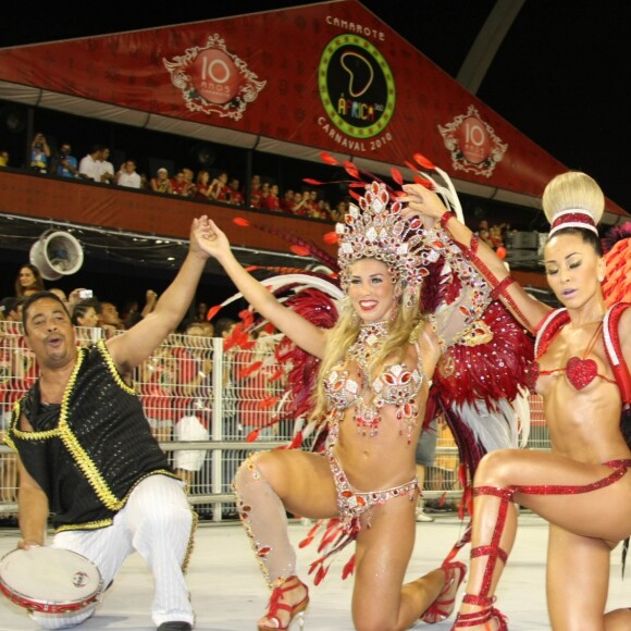 No Anhembi, em 2010, Sabrina posou com outras musas e rainhas da escola, mostrando que não há espaço para rivalidade feminina na folia