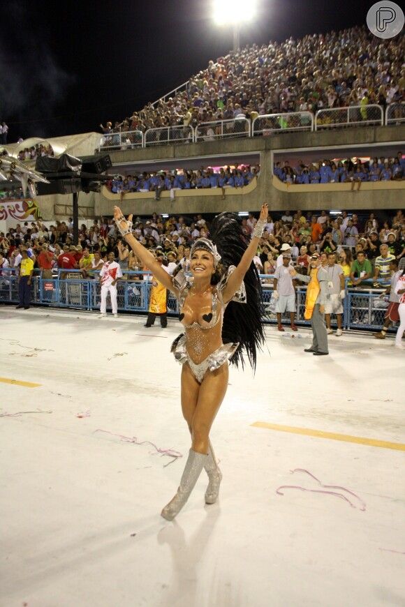 Sabrina Sato, em 2010, desfilou no Rio de Janeiro pelo Salgueiro no dia seguinte ao desfile em SP