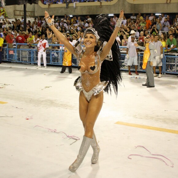 Sabrina Sato, em 2010, desfilou no Rio de Janeiro pelo Salgueiro no dia seguinte ao desfile em SP