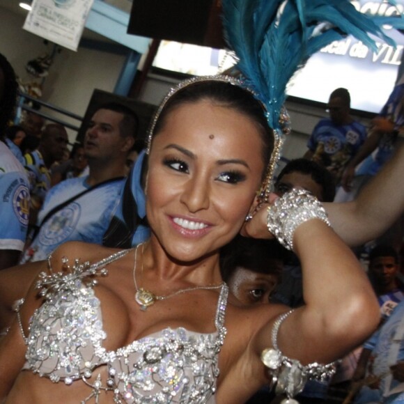 Brilho e pedras fazem parte dos looks de Carnaval de Sabrina Sato, seja em ensaio de quadra ou na Avenida