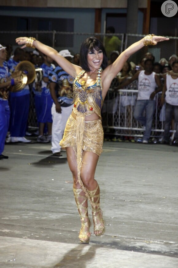 Sabrina Sato combinou peças douradas e peruca chanel para o desfile no ensaio técnico da Unidos de Vila Isabel em 2011