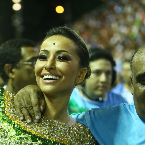 Sabrina Sato escolheu um body listrado para o desfile técnico na Sapucaí em 2014